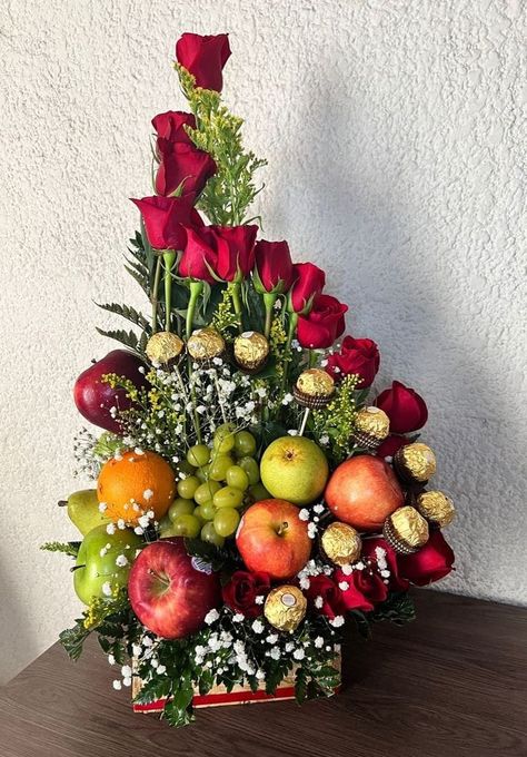 Fruit And Flower Arrangements, Fruit Parcel, Fruit Flower Basket, Fruit Bouquet Ideas, Glass Decor Ideas, Fruit Bouquet, Fruit Creations, Fruit Platter Designs, Tropical Flower Arrangements