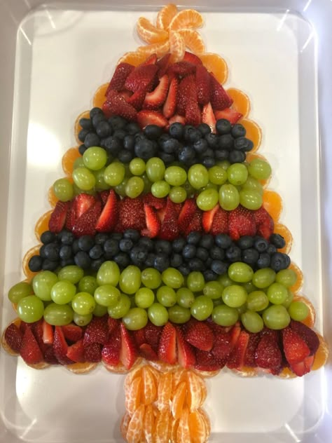 Christmas Veggie Tray, Healthy Christmas Snacks, Holiday Fruit, Fruit Platter Designs, Christmas Platter, Christmas Recipes Appetizers, Christmas Fruit, Healthy Christmas, Christmas Food Dinner