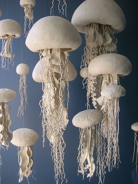 Ceramic Jellyfish...SERIOUSLY AWE INSPIRING Underneath Hair, Keramik Design, Jelly Fish, Clay Sculpture, Ceramic Design, Thick Hair, Brunettes, Art Plastique, Short Hairstyles