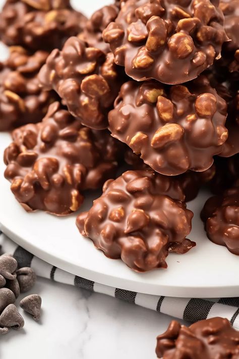 Indulge in the simplicity of Easy Chocolate Peanut Clusters. A quick, delightful treat perfect for any occasion. Try them today! Chocolate Treats Easy, Melt In Your Mouth Chicken, Chocolate Peanut Clusters, Chocolate Covered Nuts, Chocolate Clusters, Gluten Free Chocolate Recipes, Chicken Melts, Peanut Clusters, Chicken Recipes Boneless