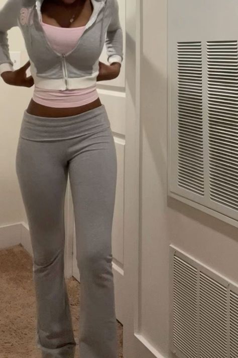 [Sponsored] Gray And Pink Yoga Pants Outfit #greyyogapantsoutfitwinter Pink Yoga Pants Outfit, Grey Yoga Pants Outfit, Yoga Pants Outfit Winter, Pants Outfit Winter, Winter Tips, Grey Yoga Pants, Winter Pants Outfit, Gym Attire, Pink Yoga Pants