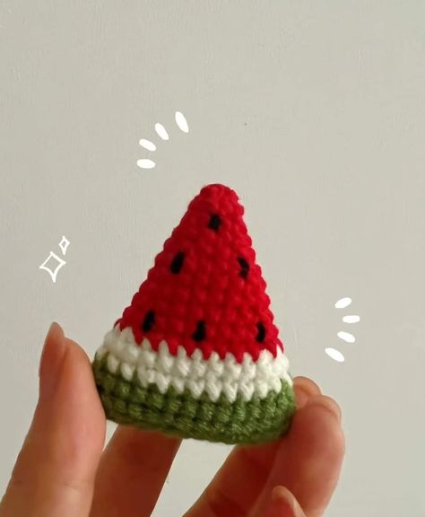 Watermelon Keychain, Making Keychains, Small Crochet Gifts, Crochet Store, Crochet Shoulder Bags, Gifts To Friends, Crochet Fairy, Crochet Cord, Crochet Keychain Pattern