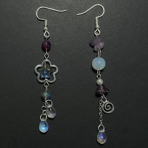 Cool Homemade Earrings, Dangling Earrings Aesthetic, Seed Bead Wire Jewelry, Whimsical Jewelry Diy, Aesthetic Earrings Grunge, Dangly Earrings Aesthetic, Bead Earrings Ideas, Bead Earrings Diy, Diy Bead Earrings