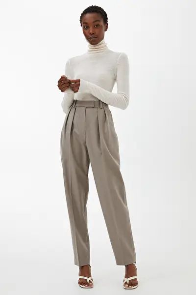 Trousers & shorts - Women - ARKET GB Arket Wool, Flannel Trousers, Pants Elegant, Trouser Shorts, Elegant Outfits, Beige Pants, Wool Flannel, Suit Fashion, Jersey Fabric