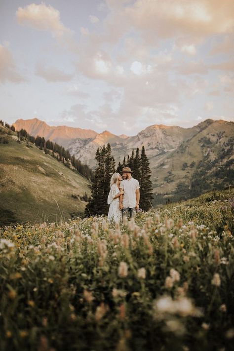 Real-Life Fairy Tales! 20 Beautiful Wedding Photos That Are Straight Out of a Storybook! Vintage Inspired Engagement Photos, Mountain Engagement Shoot, Era Victoria, Shooting Couple, Real Life Fairies, Cute Engagement Photos, Couple Engagement Pictures, Engagement Pictures Poses, Pose Fotografi