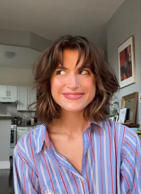 Flippy Short Hair, Brunette 90s Bob, Hope Woodard Hair, Hope Woodard, Wavy Chin Length Hair, Naturally Wavy Lob, Wavy Layered Bob, 90s Bob Haircut, 90s Haircuts