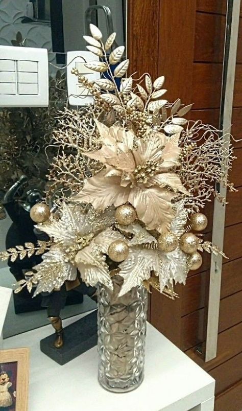 Christmas Flower Decorations, Christmas Decorations Centerpiece, Pretty Christmas Decorations, Christmas Centers, Christmas Candle Decorations, Christmas Flower Arrangements, Elegant Christmas Trees, Christmas Floral Arrangements, Christmas Tree Decorations Diy