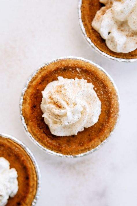 Mini Pumpkin Pies With Graham Cracker Crust Recipe Mini Pumpkin Pies Recipe, Pumpkin Pie Crust, Pumpkin Pecan Cobbler, Mini Pie Crust, Pizza Dessert, Pumpkin Pie Recipe Easy, Graham Cracker Recipes, Mini Pumpkin Cheesecake, Pumpkin Spice Cheesecake