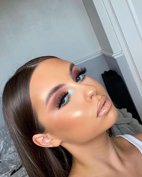 LIV HUDSON MUA ✨ on Instagram: “BREAKFAST AT TIFFANY’S 💎✨ Thought I’d do something with a pop of colour 🤍Breakfast at Tiffany’s is one of my fave films ever 😌…” Mint Chocolate Eyeshadow, Tiffany Blue Eye Makeup, Teal Hoco Makeup, Mint Green Eye Makeup, Mint Makeup Looks, Mint Eyeshadow Looks, Mint Green Eyeshadow Looks, Mint Green Makeup Looks, Mint Eyeliner