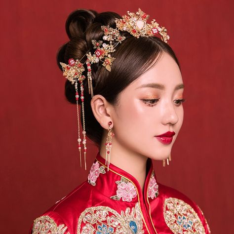 Chinese Bride Hair Accessories, Chinese Wedding Hair Accessories, Chinese Accessories Hair, Chinese Bride Traditional, Chinese Tea Ceremony Hair, Chinese Bride Hairstyle, Chinese Wedding Hairstyles, Chinese Bride Makeup, Sangjit Hairdo