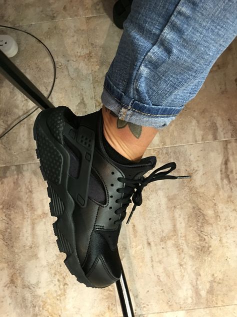 Huarache black on black on back ✊🏽🙌🏾 love these too Huarache Nike Outfit, Nike Huarache Outfit, Huaraches Outfit, Black Huarache, Black On Black, Slides Shoes, Nike Huarache, Nike Outfits, Shoes Shoes