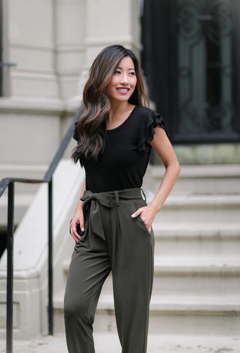 the most comfortable tie-waist pants that can also be work wear appropriate Shoes For Dress Pants, Black Dress Pants Outfit, Pants Outfit For Women, Black Dress Pants Outfits, Shoes For Dress, Dress Pants Outfits, Boston Fashion, Drape Pants, Extra Petite