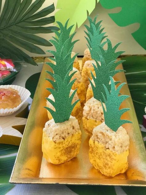 Pineapple Baby Shower | CatchMyParty.com Pineapple Birthday Party, Flamingo Cupcakes, Hawaiian Baby Showers, Pineapple Theme, Luau Baby Showers, Spongebob Birthday Party, Tropical Birthday Party, Pineapple Birthday, Aloha Party