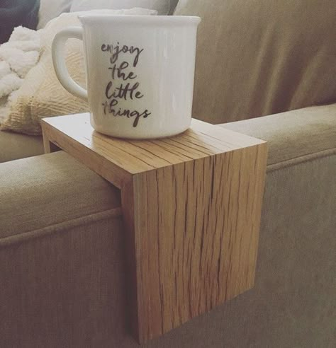 We’ve all tried to balance our coffee or wine on couch cushions with the same result. A few cuss words and a more than likely stain😂🙈 Take a few minutes to make this and alleviate ONE problem in your life Sofa Arm Table, Diy Hanging Shelves, Wine Bottle Diy Crafts, Mason Jar Crafts Diy, Wine Bottle Diy, Table Diy, Diy Sofa, Gifting Ideas, Mason Jar Lighting