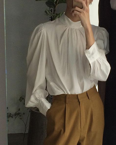 Elegant shirt and trousers outfit Trouser Outfit, Trouser Outfits, Elegant Shirt, 가을 패션, Hijab Outfit, Mode Inspiration, White Blouse, Outfit Idea, Fashion Street