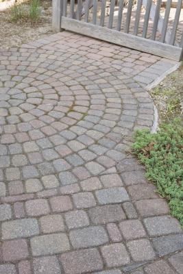 How to Kill Patio Fungus and Moss Pavers Over Concrete, How To Clean Brick, Easy Patio, Concrete Patios, Brick Walkway, Brick Pavers, Concrete Pavers, Casa Exterior, Brick Patios