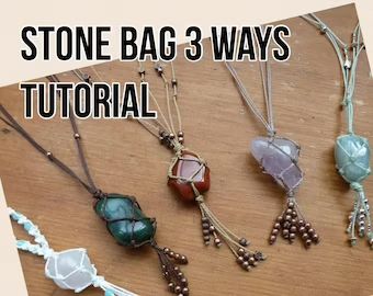 Stone Wrapping Macrame, Macrame Crystal Holder, Macrame Stone Wrapping Tutorial, Boho Bracelets Tutorial, Stone Wrapping Tutorial, Crystal Necklace Diy, Macrame Net, Micro Macrame Tutorial, Pouch Necklace