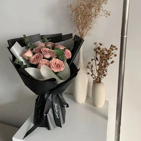 Such a fun flower wrap to work with! 😍😍😍The bouquet paper has good quality, goes well with just about any arrangement.🔥🔥🔥 Flower Bookey, Wrap Flowers, Bouquet Paper, Black Wrapping Paper, Flower Wrapping, Bouquet Gift, Paper Bouquet, Flowers Bouquet Gift, How To Wrap Flowers