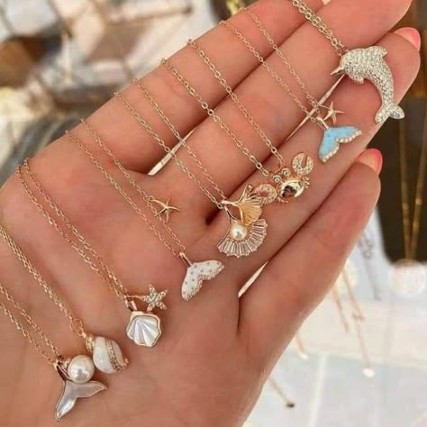 قلادات متدلية, Surf Jewelry, Preppy Jewelry, Pretty Jewelry Necklaces, Jewelry Accessories Ideas, Girly Accessories, Classy Jewelry, Jewelry Essentials, Jewelry Lookbook