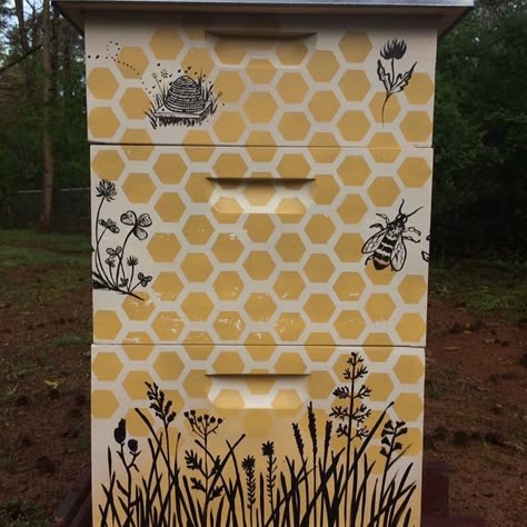 Honey Bee Hives Diy, Hive Painting Ideas, Bee Box Design, Bee Hive Design Ideas, Painting Bee Hives Boxes, Painted Bee Hives Boxes, Painted Beehives Ideas, Painted Bee Hives Ideas, Painted Bee Boxes