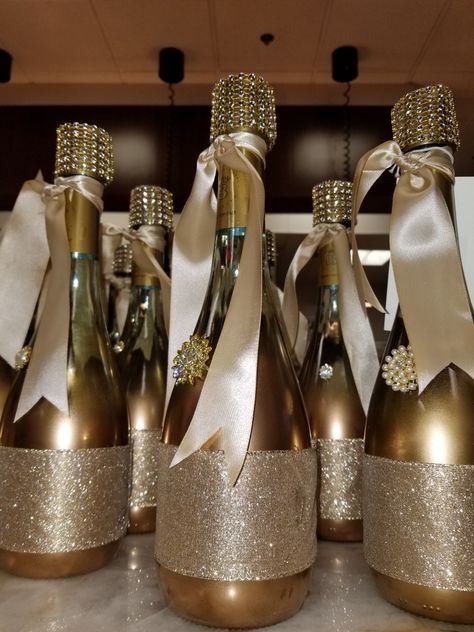 Champagne Party Centerpieces, Quinceanera Wine Bottle Decorations, Quinceanera Bottles Ideas, Quince Wine Bottles, Apple Cider Bottles Decorated Quince, Quinceanera Bottle Decorations, Quince Bottle Decoration, Champagne Bottle Decoration, Champagne Ideas