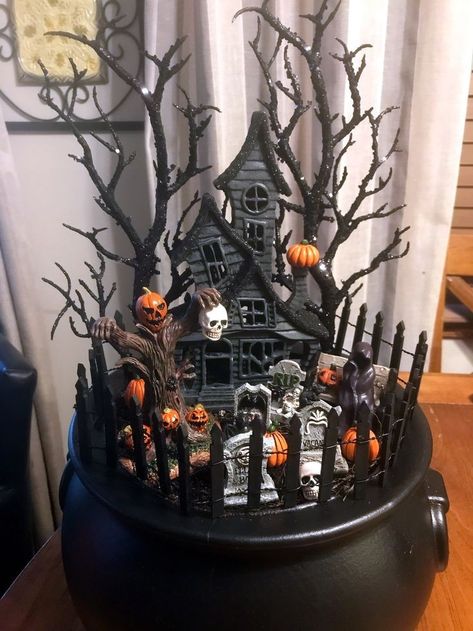 Haunted Fairy House, Diy Halloween Village Display, Mini Halloween House, Halloween Houses Diy, Halloween Village Ideas, Halloween Diorama Ideas, Halloween Diaroma, Halloween Village Display Ideas, Halloween Village Diy