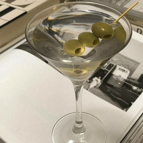 Foto Ideas Instagram, Charlotte York, Wine And Dine, Pretty Drinks, High Society, Dirty Martini, New Classic, Poses Para Fotos Sexis, Martini Glass