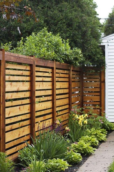 25 Creative Pallet Fence Ideas for Charming Outdoor Spaces Privacy Fence Decorations, Cheap Privacy Fence, Pagar Modern, Yard Privacy, Diy Privacy Fence, Garden Fences, Privacy Fence Designs, Privacy Landscaping, Backyard Fence