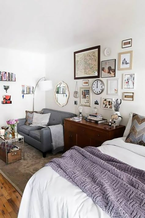 Studio space with a small gallery wall and a small sofa and a gallery wall Nyc Studio Apartments, Small Studio Apartment Decorating, Tiny Studio Apartments, Studio Layout, Bachelorette Pad, First Apartment Decorating, Deco Studio, Small Studio Apartment, Decor Studio