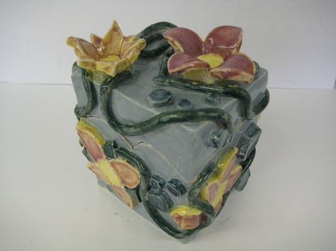 Ceramic Flower Box, Ceramic Puzzle Box Design, Ceramic Cube Ideas, Pottery Boxes With Lids Ideas, Clay Slab Box Ideas, Ceramic Boxes With Lid Ideas, Ceramics Box Ideas, Ceramic Slab Projects, Clay Box Ideas Ceramics