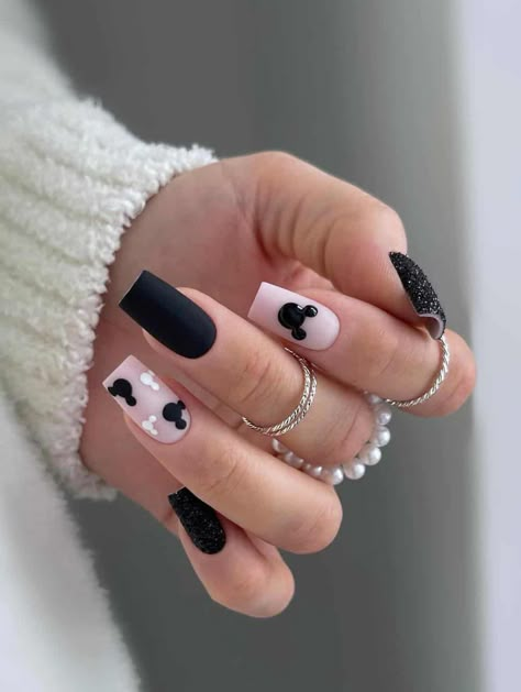 Mickey Nails Simple, Disney Manicure Ideas, Classy Disney Nails, Mickey Mouse Nail Design, Simple Disney Nails, Valentines Nail Designs, Disney Themed Nails, Disney Halloween Nails, Nails Medium Coffin