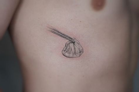 𝖴𝖱𝖡𝖠𝖭 𝕴𝖘𝖘𝖚𝖊 on Instagram: “XIAO LONG BAO by our guestartist @vinktattoohk . . . . . . . . #foodtattoo #dimsum #dumpling #singleneedletattoo #finelinetattoo…” Bao Bun Tattoo, Soup Dumpling Tattoo, Dumplings Tattoo, Dim Sum Tattoo, Bao Tattoo, Dumpling Tattoo, Xiao Long Bao, Octopus Tattoo Design, How To Make Dumplings