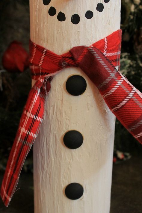 Diy With 4x4 Post, Post Snowman Diy, Cedar Post Projects, Round Fence Post Crafts, Fence Post Snowman, Picket Fence Ideas Crafts, Diy Fence Post, Diy Wooden Snowman, Post Snowman