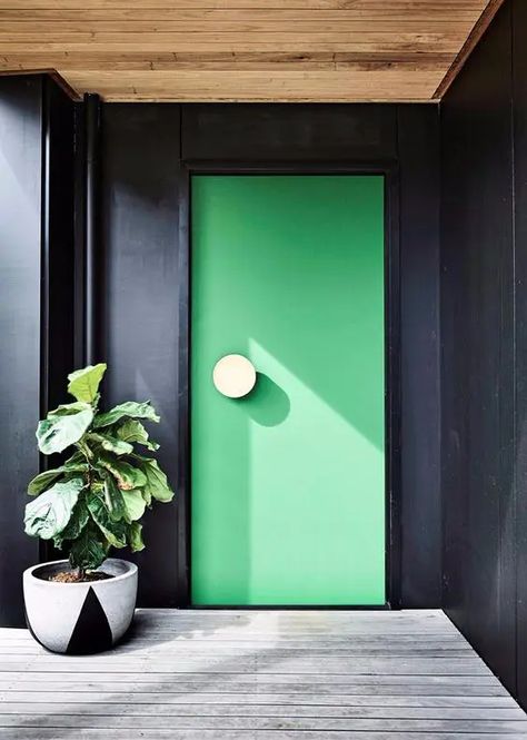 a stylish modern green front door Modern Front Porch Decor, Green Interior Paint, Modern Front Porches, Modern Porch, Green Front Doors, Modern Entrance, Green Interior, Entrance Porch, Casa Exterior