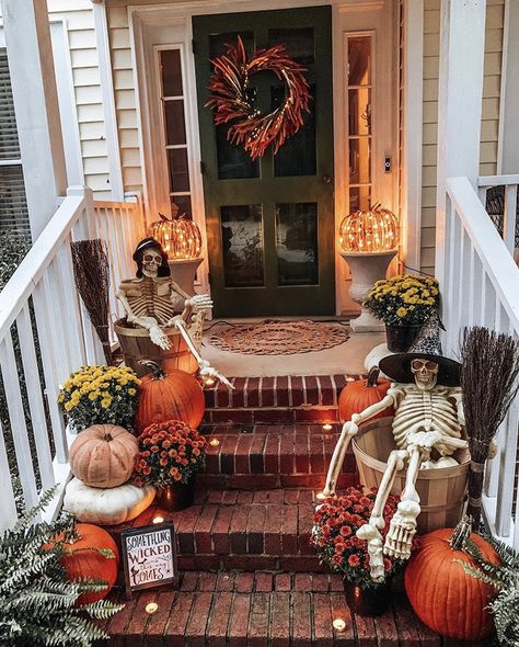 Outdoor Decorations Halloween, Halloween Porch Ideas, Halloween Front Porch Ideas, Halloween Front Doors, Casa Halloween, Halloween Front Porch Decor, Porch Decorations, Halloween Porch Decorations, Halloween Front Porch