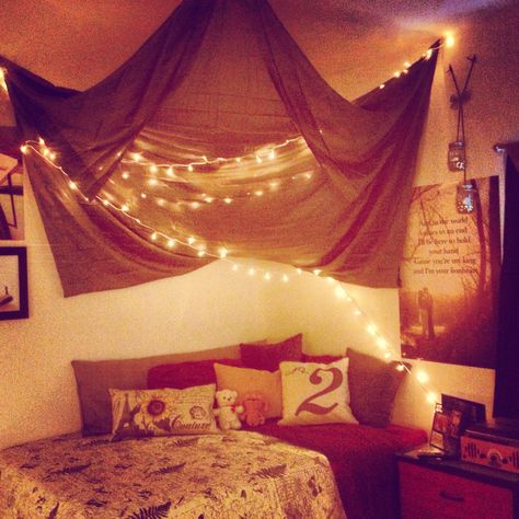 Would look cool in the corners of the basement and it covers the ceiling. I like the twinkly lights :) Hipster Bedroom Decor, Hipster Room, Hipster Bedroom, Wallpaper Colour, Indie Bedroom, Zimmer Diy, Tumblr Bedroom, Tumblr Rooms, Decor Ikea