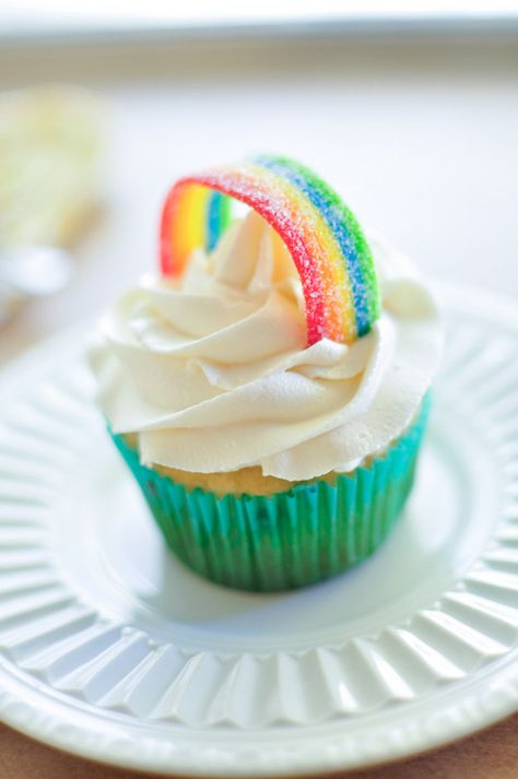 Top a fluffy white cloud of frosting with a candy rainbow. | 27 Ridiculously Creative Ways To Decorate Cupcakes Gökkuşaği Pasta, Cupcakes Bonitos, Best Buttercream Frosting, Candy Rainbow, Best Buttercream, Cake Mini, Monster Cupcakes, Cupcakes Decorados, Creative Cupcakes