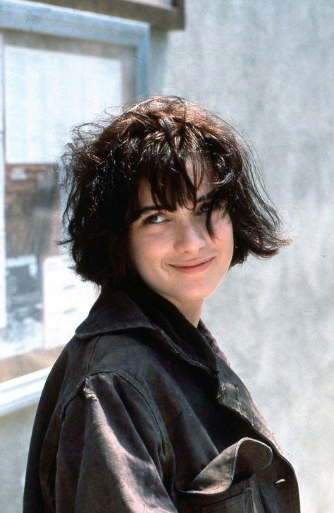 Winona Ryder Uneven Haircut, 90s Bob, Harry Clarke, Asymmetrical Bob Haircuts, Annie Clark, Choppy Bob Haircuts, Short Grunge Hair, Rose Mcgowan, Diy Haircut