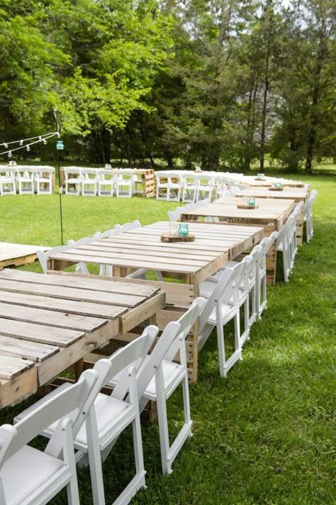 Outdoor Wedding Seating, Backyard Wedding Ideas, Pallet Tables, Diy Outdoor Weddings, Diy Backyard Wedding, Pallet Wedding, Diy Wedding Reception, Wedding Backyard Reception, Backyard Reception