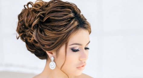 Recogidos altos, elegantes ideas para las bodas veraniegas - http://www.bezzia.com/recogidos-altos-elegantes-ideas-las-bodas-veraniegas/ Summer Wedding Makeup, Wedding Hairstyles Videos, Unique Wedding Hairstyles, Bridal Hair Styles, Best Wedding Makeup, Hairstyle Idea, Elegant Wedding Hair, Peinados Recogidos, Best Wedding Hairstyles