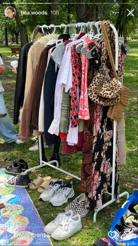 Second Hand Clothing Store Ideas, Carboot Sale Display Ideas, Vintage Pop Up Shop Display, Yard Sale Aesthetic, Clothing Store Photoshoot Ideas, Garage Sale Set Up Ideas, Garage Sale Aesthetic, Vintage Clothing Booth, Clothing Booth Display Ideas