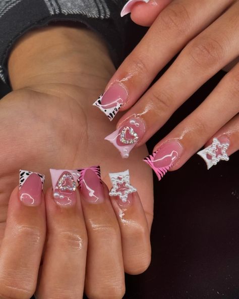 𝐒𝐢𝐦𝐩𝐥𝐞 𝐝𝐮𝐜𝐤 𝐬𝐞𝐭 + 𝐓𝐨𝐞𝐬 ♡︎🦓🩰 ~ ~ ~ ~ #explore #explorepage #nails #nailinspo #frenchtipnails #pinknails #whitenails #ducknails #acrylictoes Nail Ideas Duck Nails Short, Duck Nails Colorful, Shirt Duck Nails, Nail Ideas Duck Nails, Simple Duck Nails, Medium Duck Nails, Duckies Nails, Duck Nails Short, Duck Nail