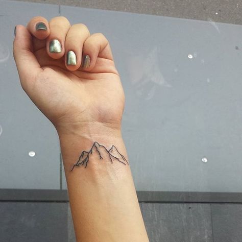 40 Cute Mountain Tattoo Designs for Everyone - Hobby Lesson Moutain Tattoos, Berg Tattoo, Simple Fonts, Tattoo Mountain, Fonts Tattoo, Mountain Tattoo Design, Tattoos Geometric, Geniale Tattoos, Tattoo Girls