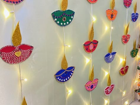 Deepavali Decorations In School, Diwali Backdrop Ideas, Diwali Wall Decoration, Diy Diwali Lanterns, Diwali Craft For Children, Diwali Decoration Lights, Diwali Art, Diwali Activities, Diya Decoration