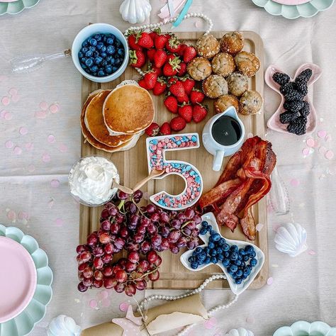 Birthday Party Breakfast Food, 3rd Birthday Breakfast Ideas, Birthday Morning Table, Morning Birthday Party Ideas, Two Year Old Birthday Food, 3rd Birthday Morning Surprise, Kid Brunch Birthday Party, Kids Birthday Brunch Party, 1st Birthday Breakfast Ideas