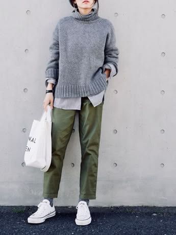 audrey hangin' Hoseok Selca, Hoseok Boyfriend, Winter Dress Outfits, Pullover Outfit, Mode Casual, Heel Pain, Green Pants, 가을 패션, Mode Inspiration