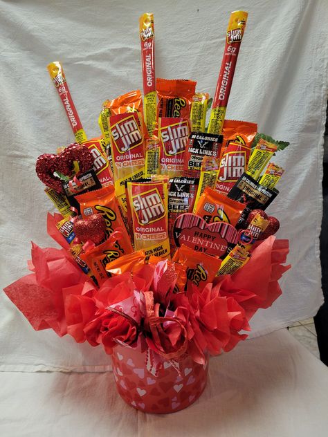 Slim Jim Bouquet, Boyfriend Basket Ideas For Him, Boyfriend Basket Ideas Birthday, Chip Bouquet, Boyfriend Birthday Basket Ideas, Candy Flower Bouquet, Bf Birthday Gifts, Beef Jerky Bouquet, Bday Basket