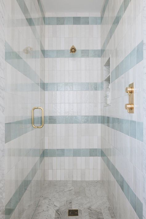 26 Stylish Walk-In Shower Ideas for Small Bathrooms Brick Shower Wall, Tiles For Shower Walls, Modern Brick House, American Foursquare, Kate Marker Interiors, Striped Tile, Bathroom Makeovers, Shower Wall Tile, Condo Remodel