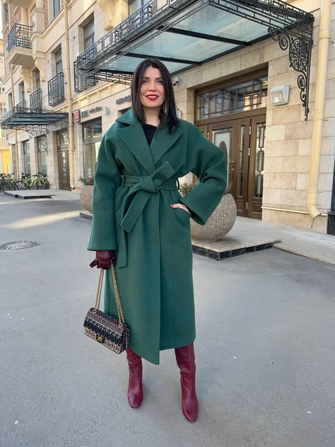 Green Coat Outfit, Winter Mode Outfits, Winter Coat Outfits, Coat Street Style, Brown Outfit, Evening Jackets, Coat Outfits, Warm Outfits, Fall Fashion Trends