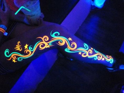 Rave Body Art, Glow Body Painting Ideas, Rave Body Painting, Black Light Face Paint Ideas, Glow In The Dark Body Painting, Black Light Party Outfit, Black Light Painting Ideas, Neon Body Painting, Neon Body Art